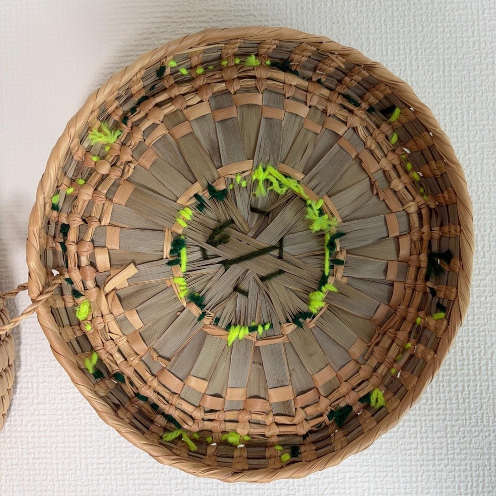 Handwoven Round Straw Basket Hinged Lid Green Yarn Sunburst Floral Boho Decor - Picture 6 of 11